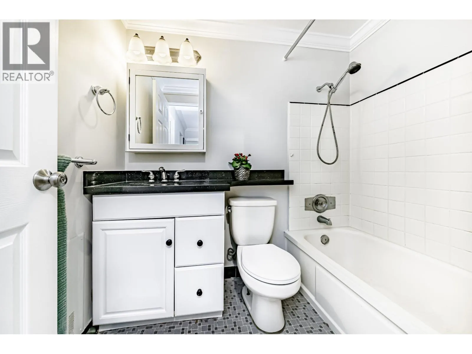 305 2430 POINT GREY ROAD