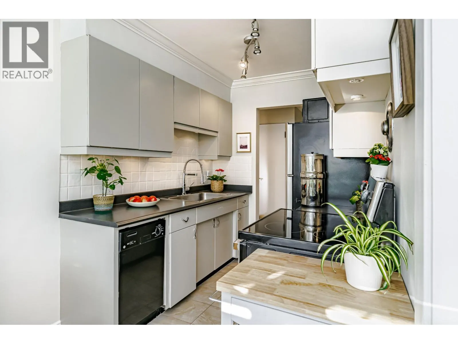 305 2430 POINT GREY ROAD