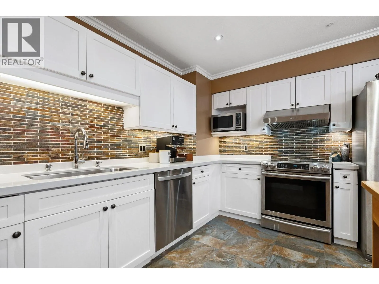 104 6 RENAISSANCE SQUARE