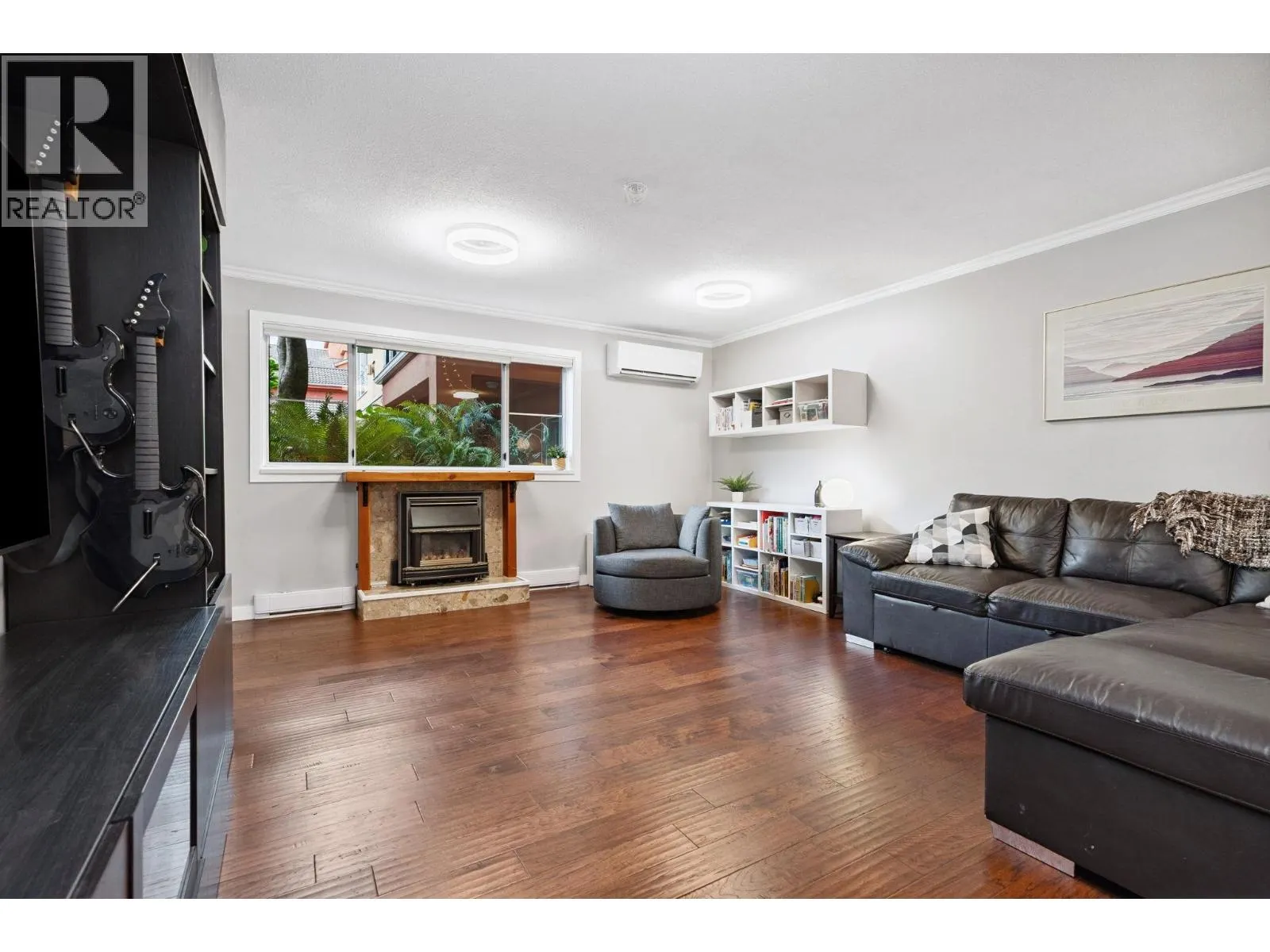 104 6 RENAISSANCE SQUARE