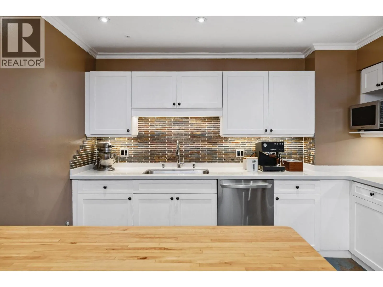 104 6 RENAISSANCE SQUARE