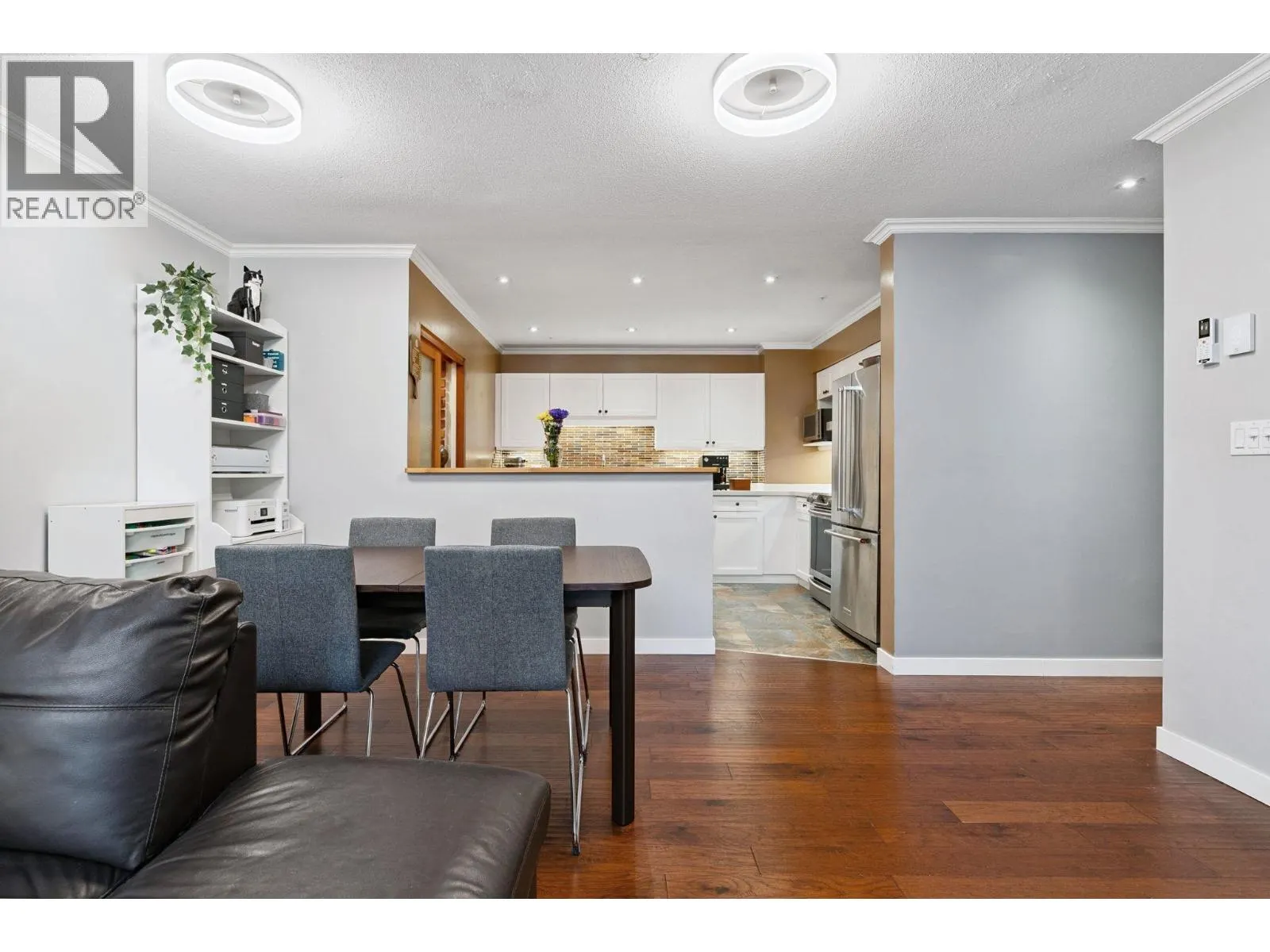 104 6 RENAISSANCE SQUARE