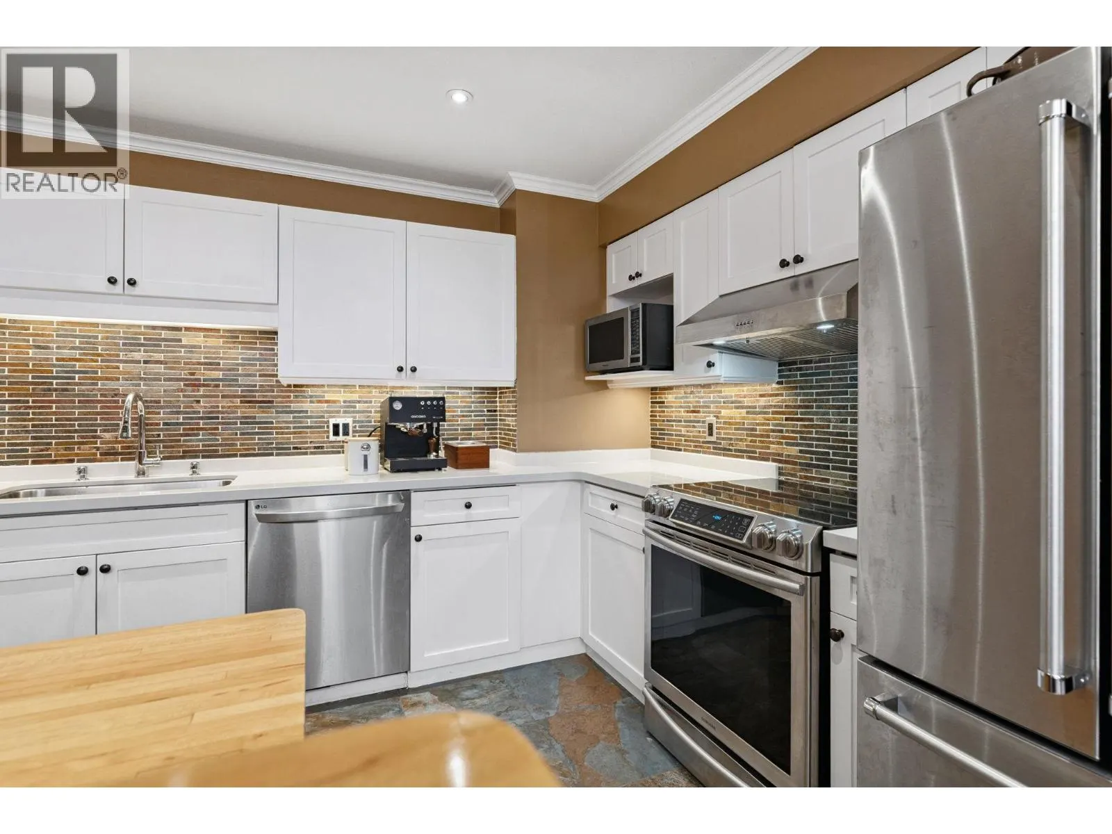 104 6 RENAISSANCE SQUARE