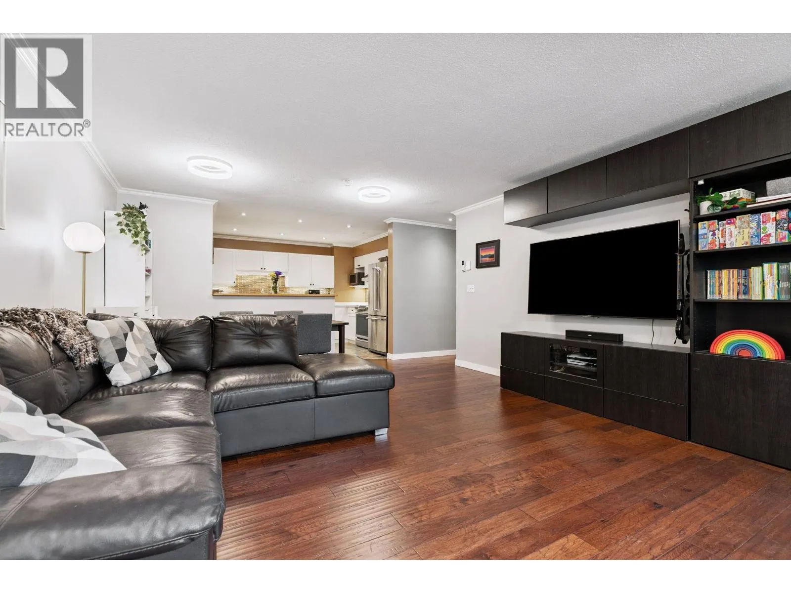 104 6 RENAISSANCE SQUARE