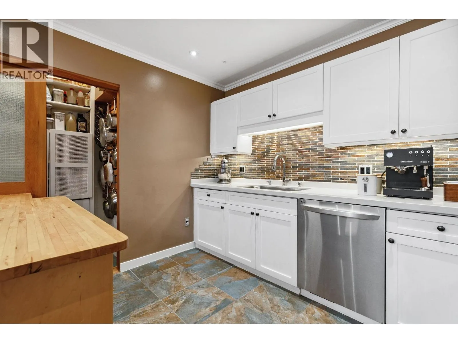 104 6 RENAISSANCE SQUARE