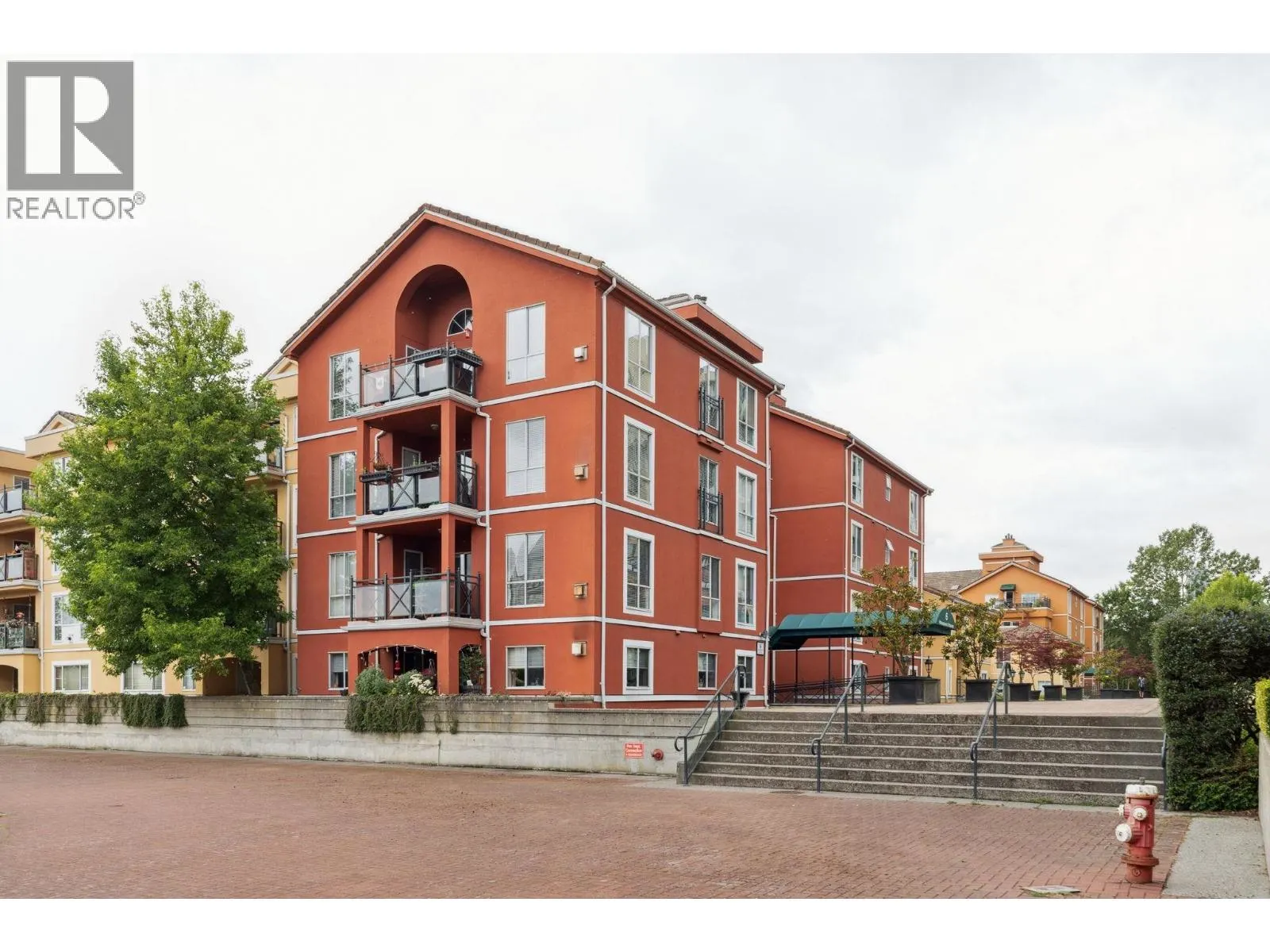 104 6 RENAISSANCE SQUARE