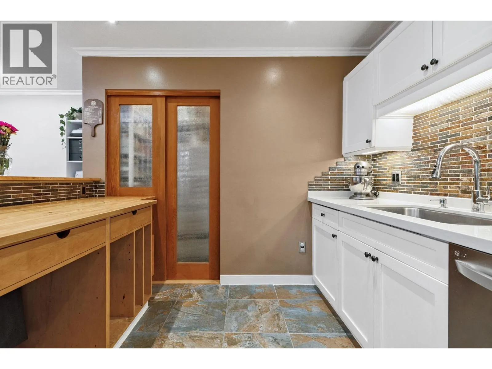 104 6 RENAISSANCE SQUARE