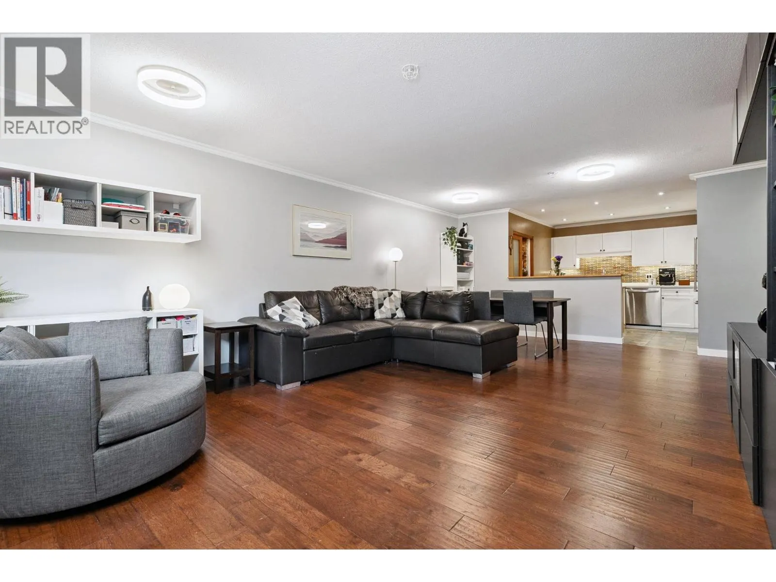 104 6 RENAISSANCE SQUARE