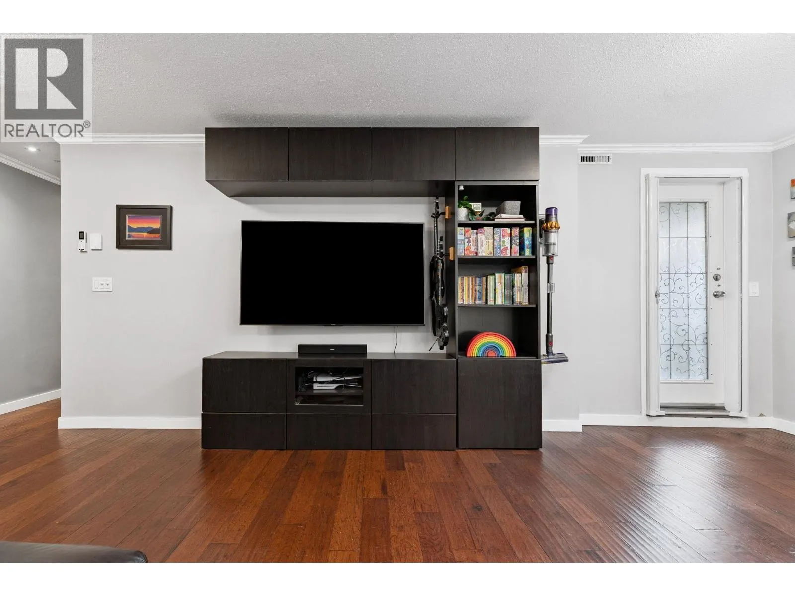 104 6 RENAISSANCE SQUARE