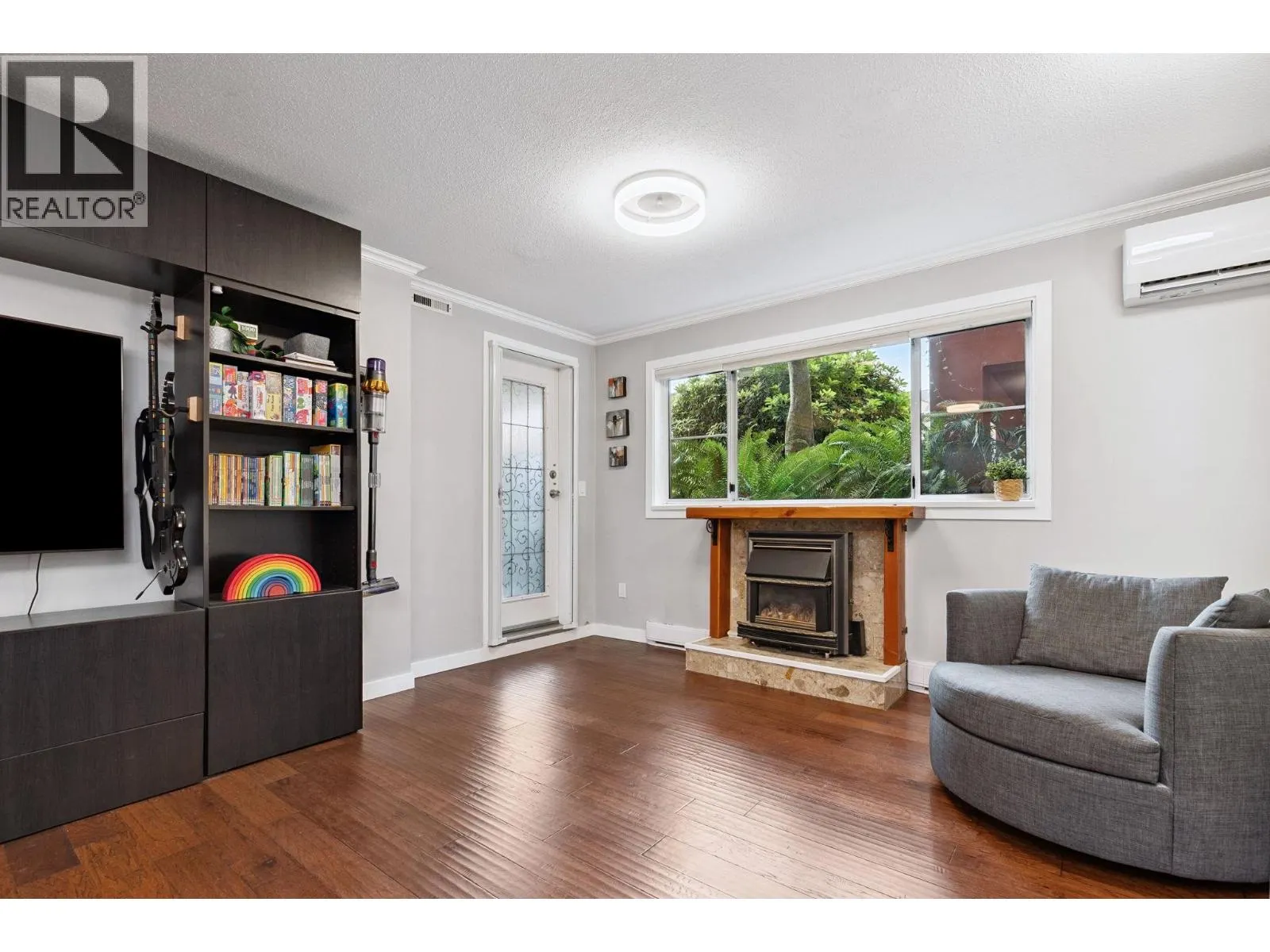 104 6 RENAISSANCE SQUARE