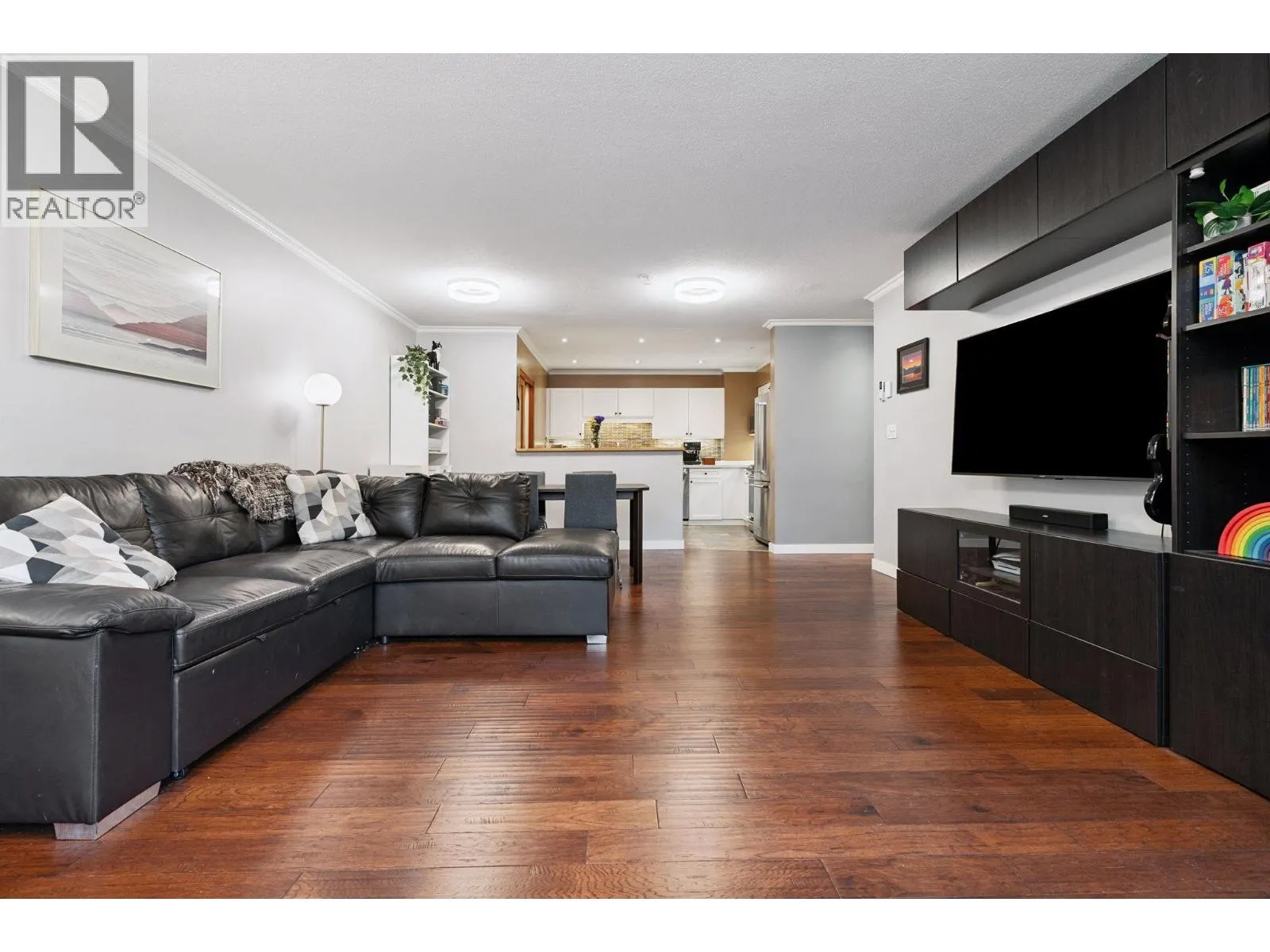 104 6 RENAISSANCE SQUARE