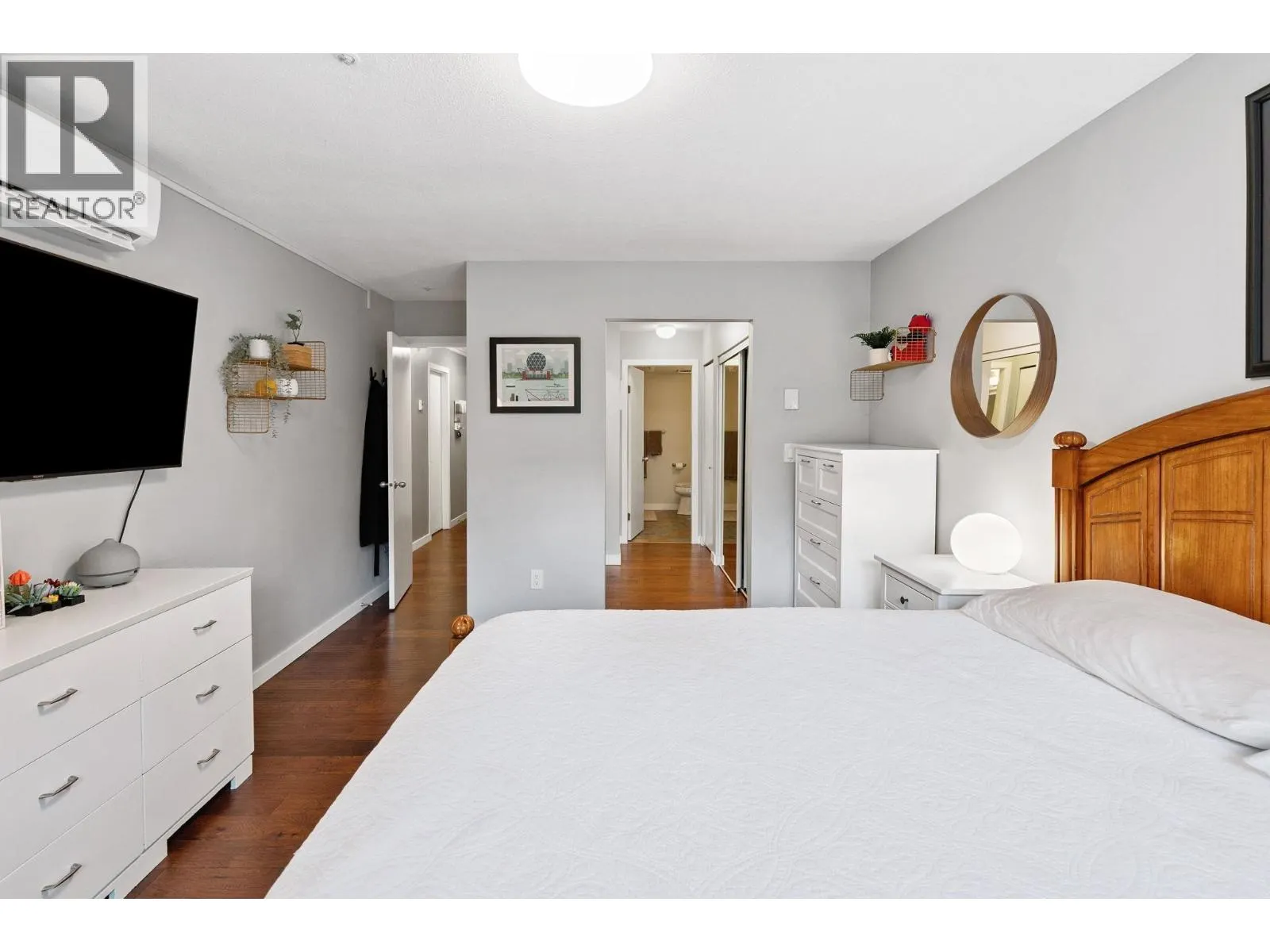 104 6 RENAISSANCE SQUARE