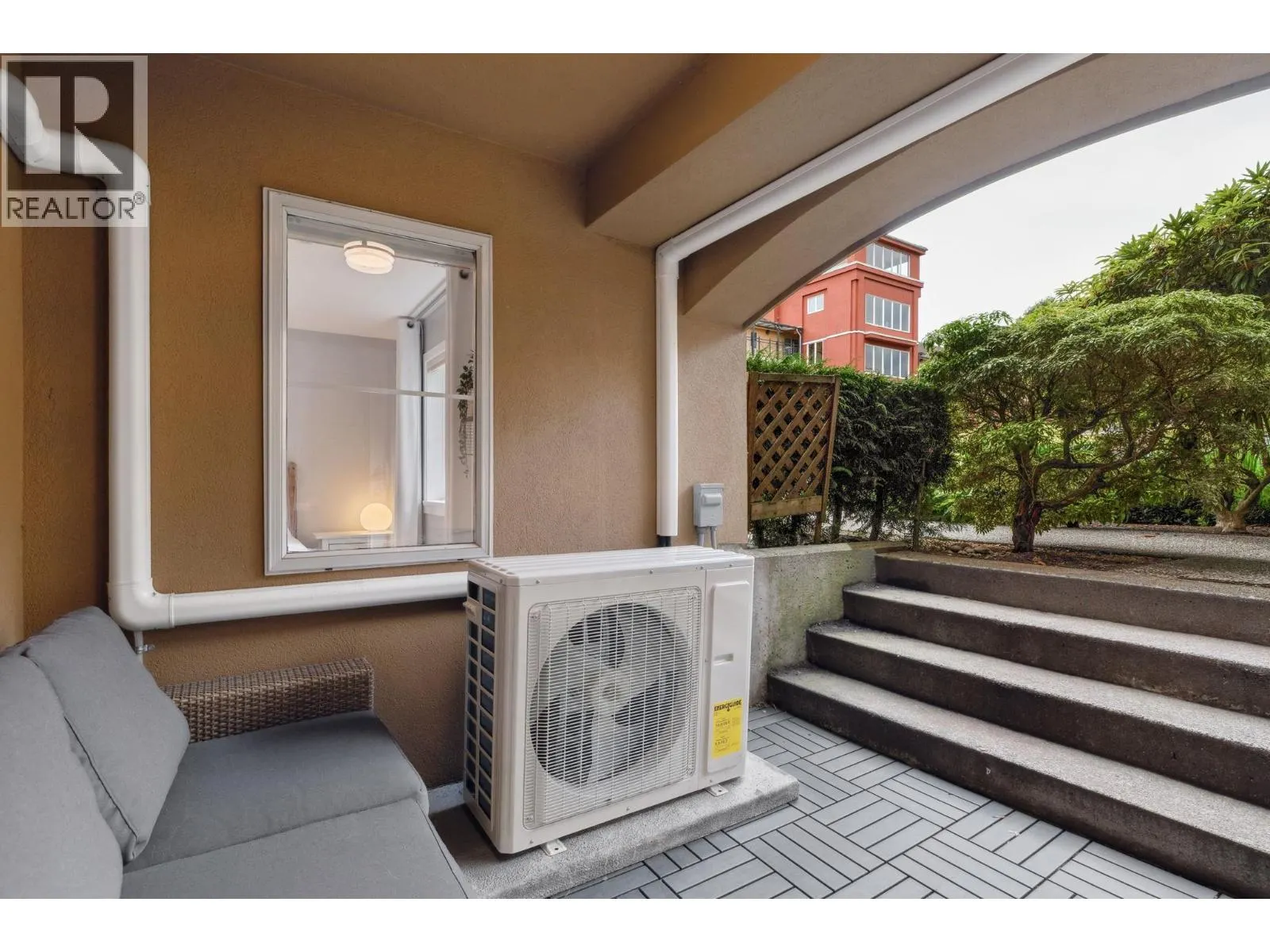 104 6 RENAISSANCE SQUARE