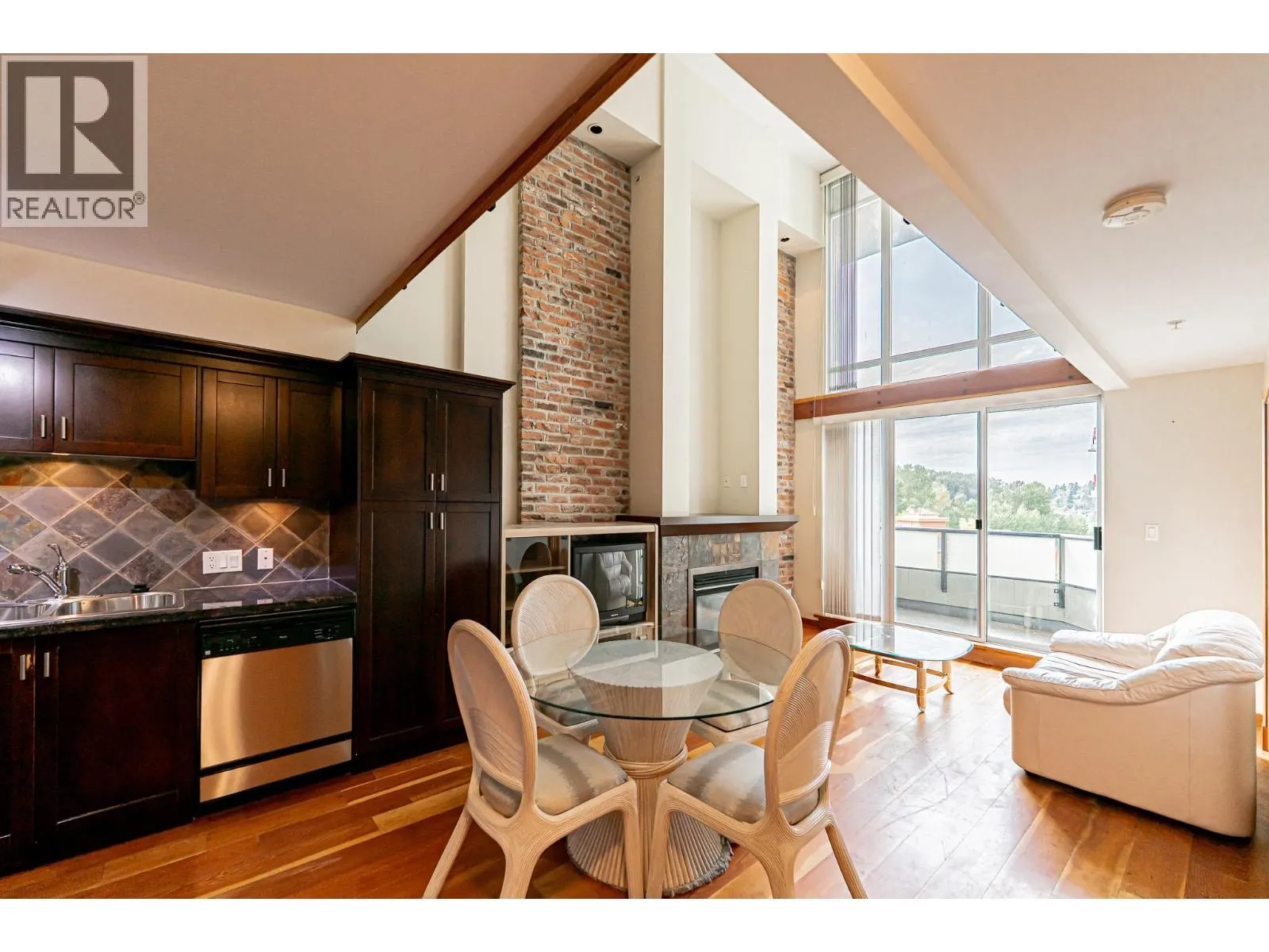 412 10 RENAISSANCE SQUARE