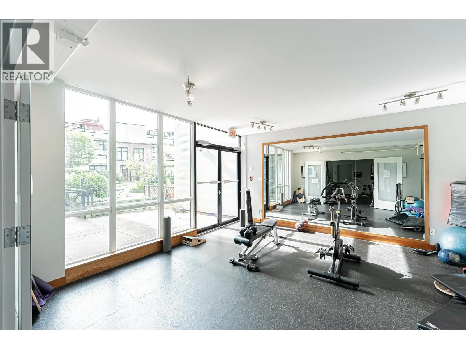 412 10 RENAISSANCE SQUARE