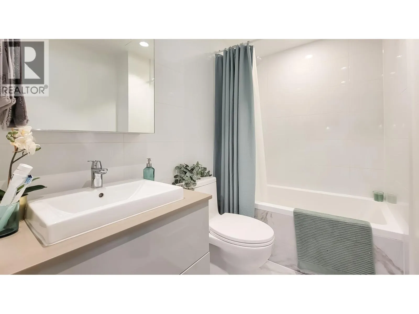 1302 1632 LIONS GATE LANE