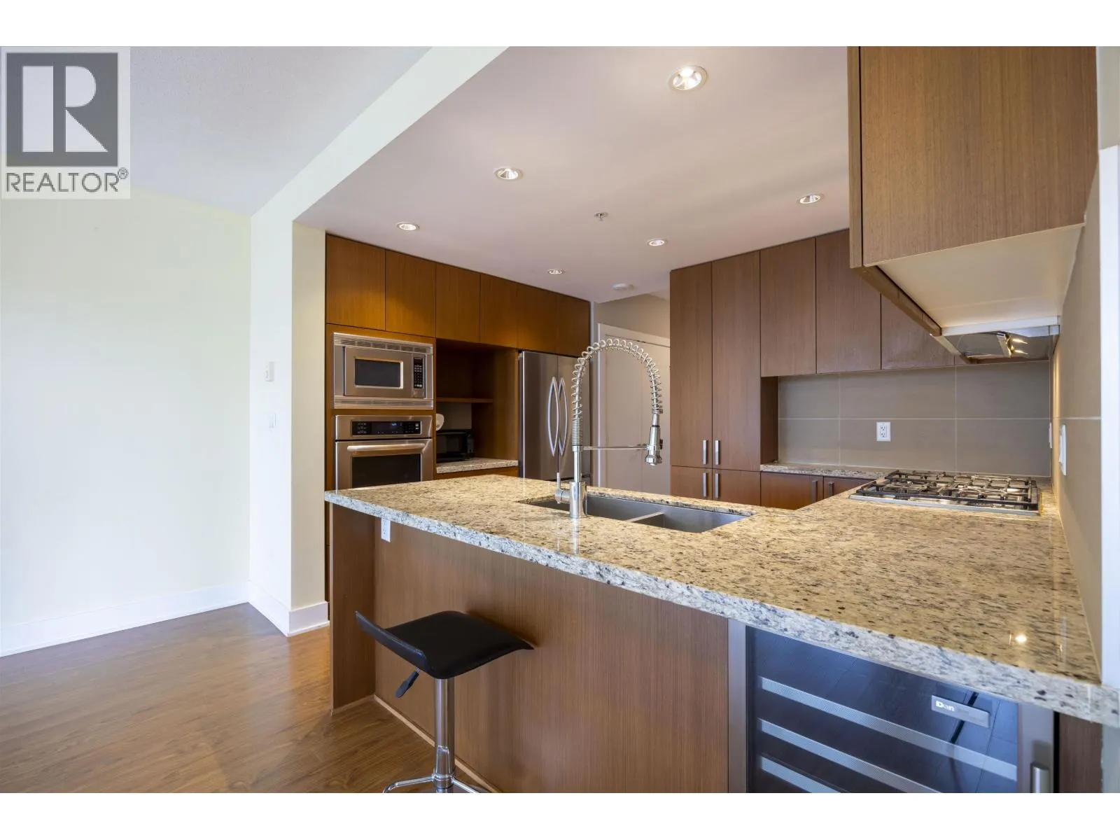 2002 1155 THE HIGH STREET