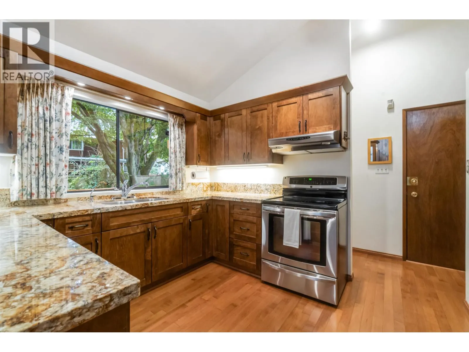 4262 YUCULTA CRESCENT