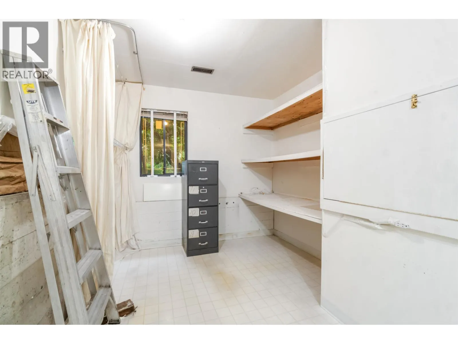 4262 YUCULTA CRESCENT