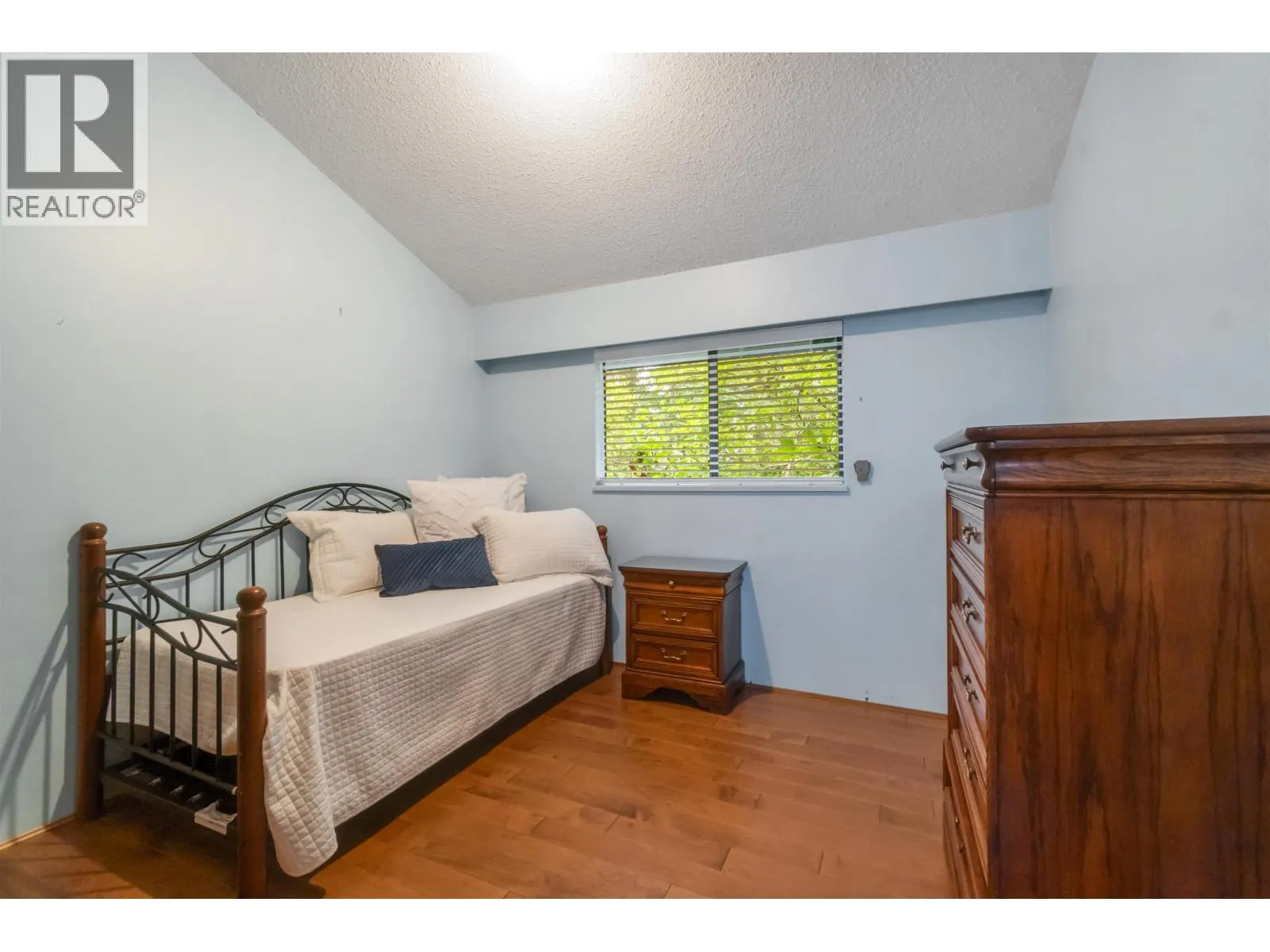 4262 YUCULTA CRESCENT