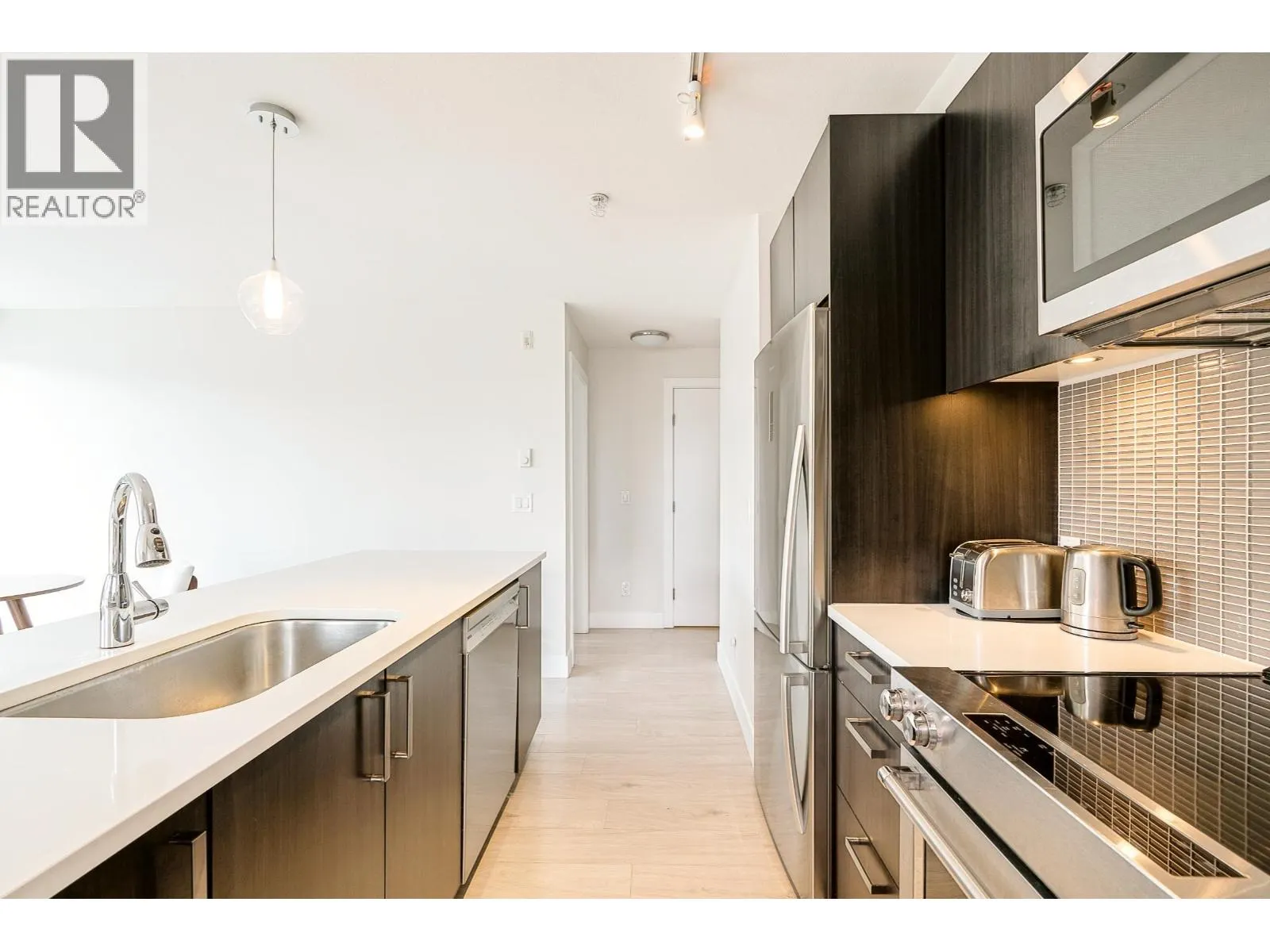 305 2477 CAROLINA STREET