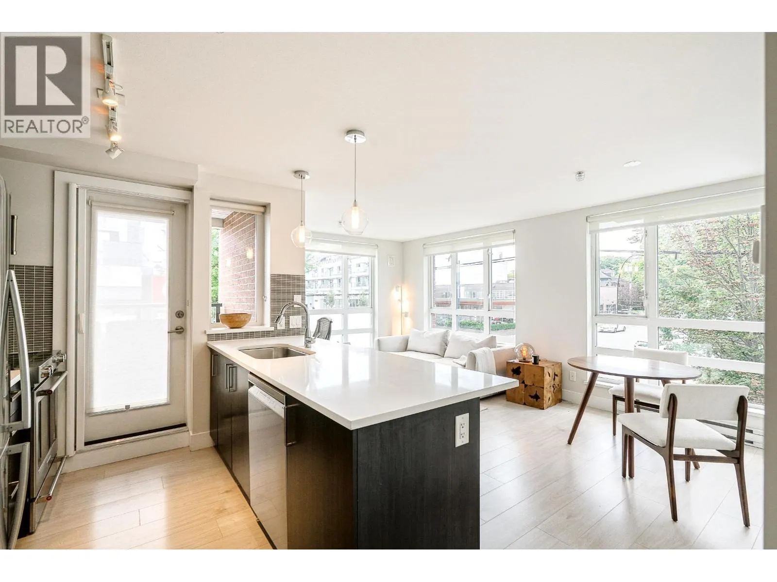 305 2477 CAROLINA STREET