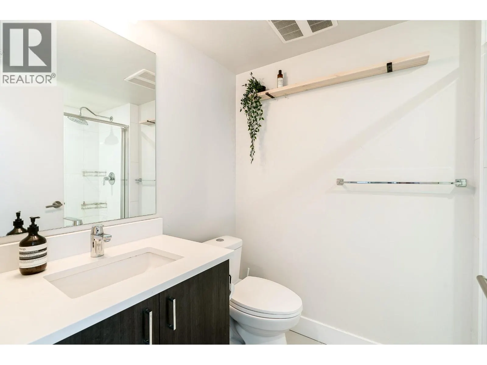 305 2477 CAROLINA STREET