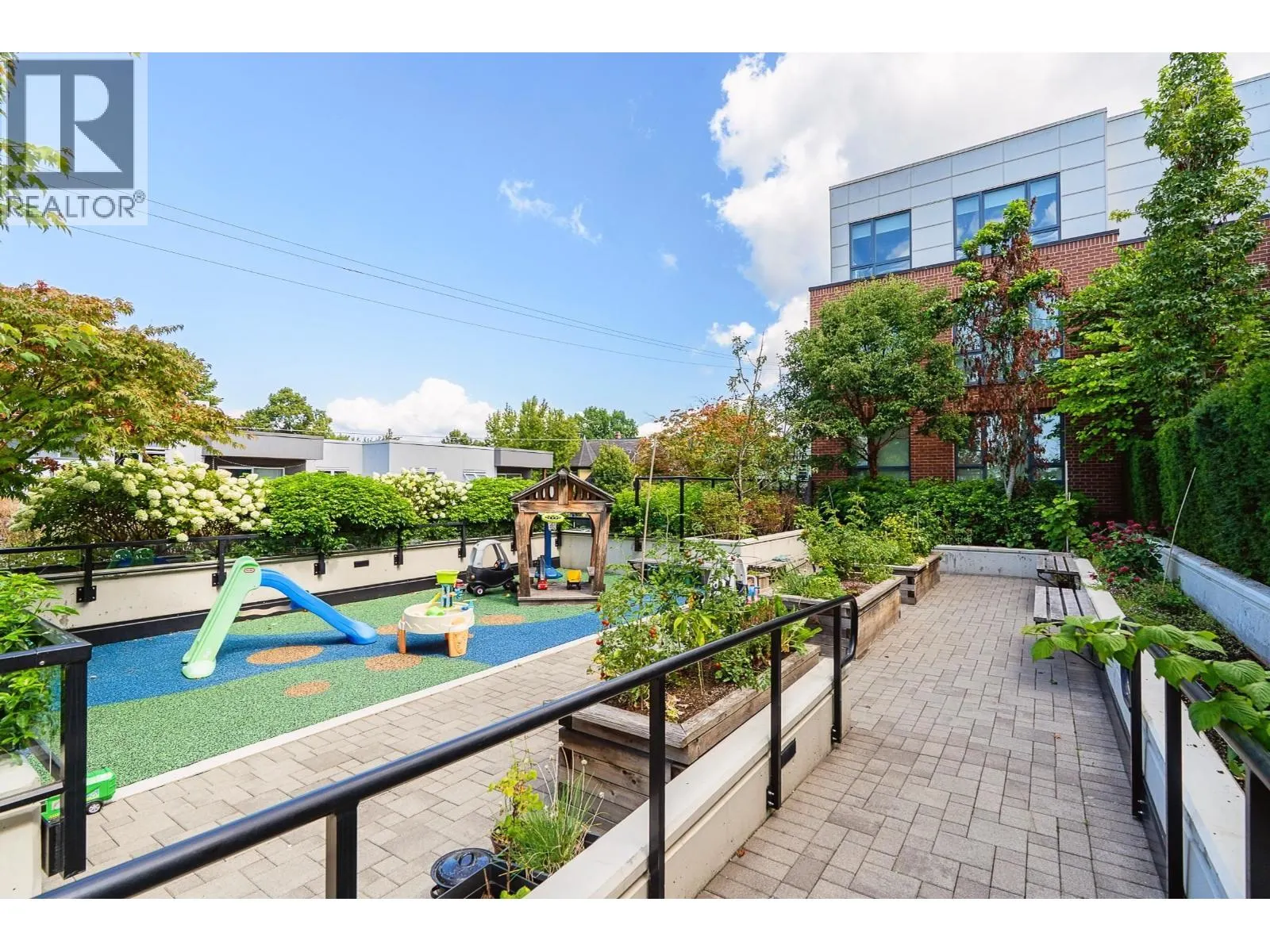 305 2477 CAROLINA STREET