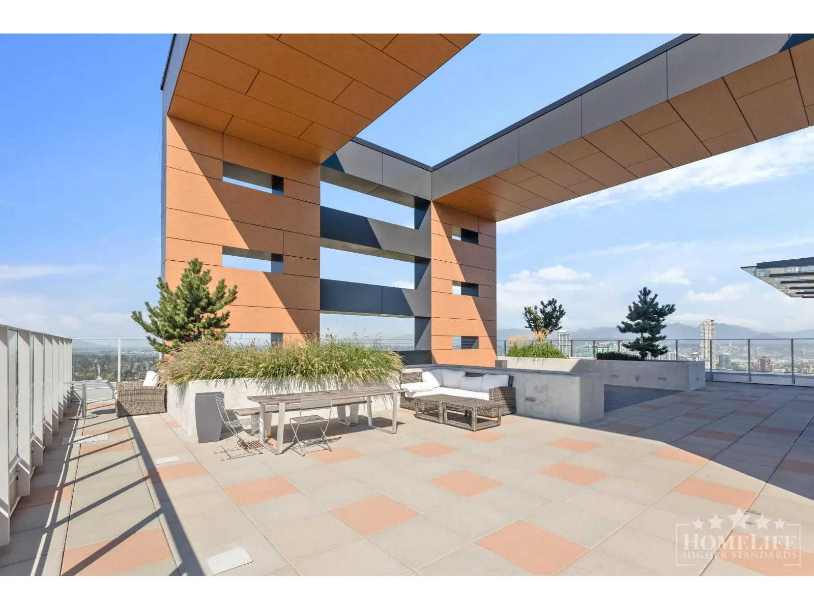 3209 13615 FRASER HIGHWAY