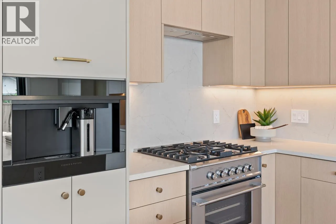 2 2247 PARKER STREET