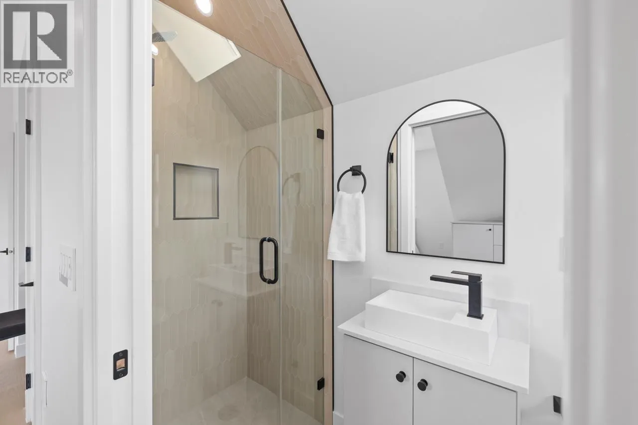 2 2247 PARKER STREET