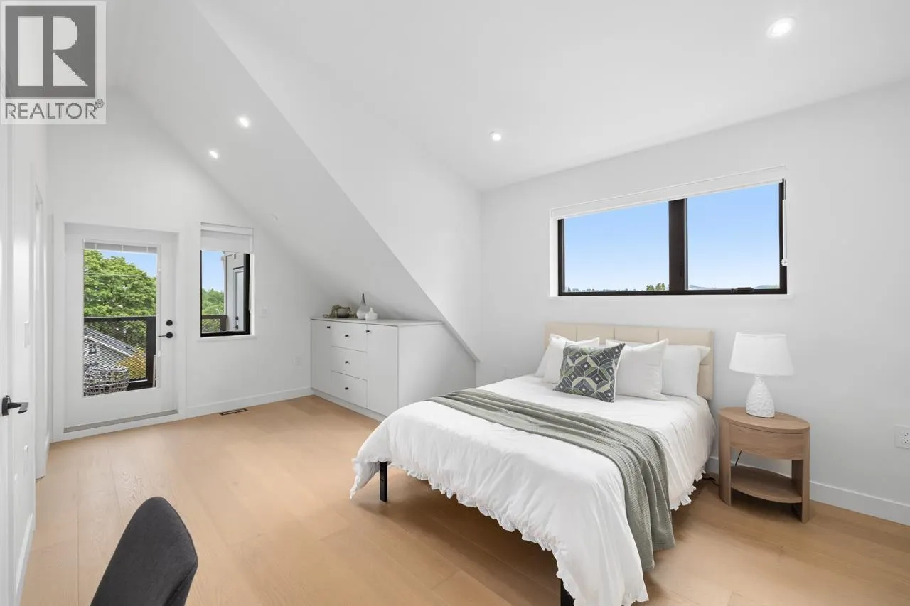 2 2247 PARKER STREET