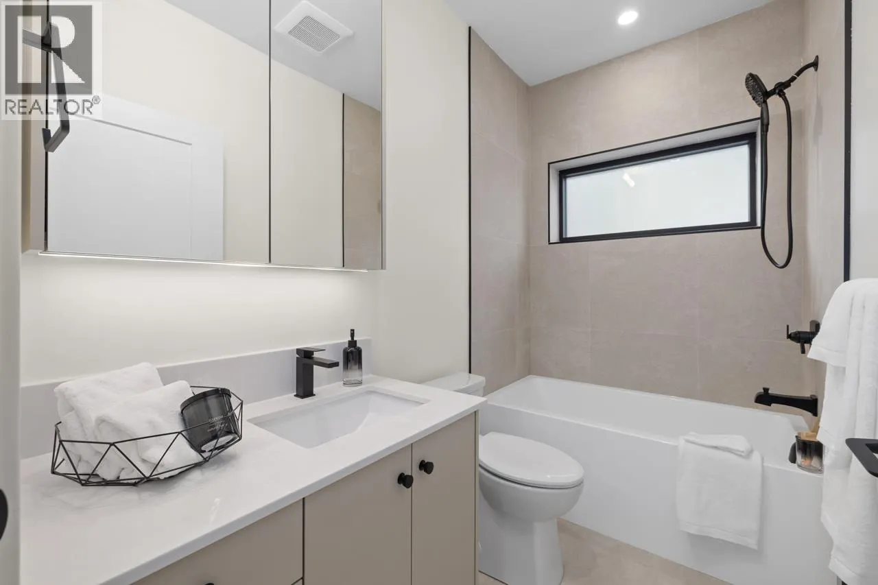 2 2247 PARKER STREET