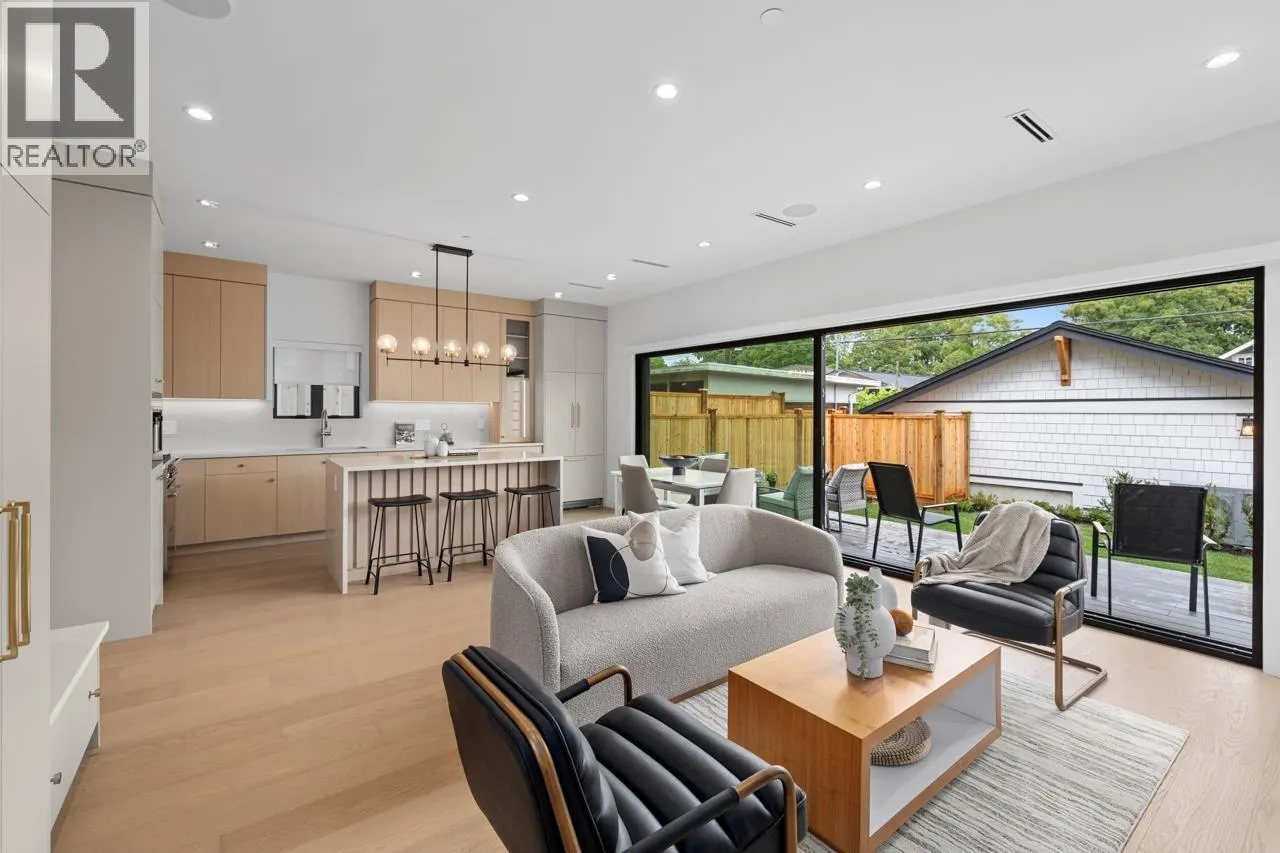 2 2247 PARKER STREET