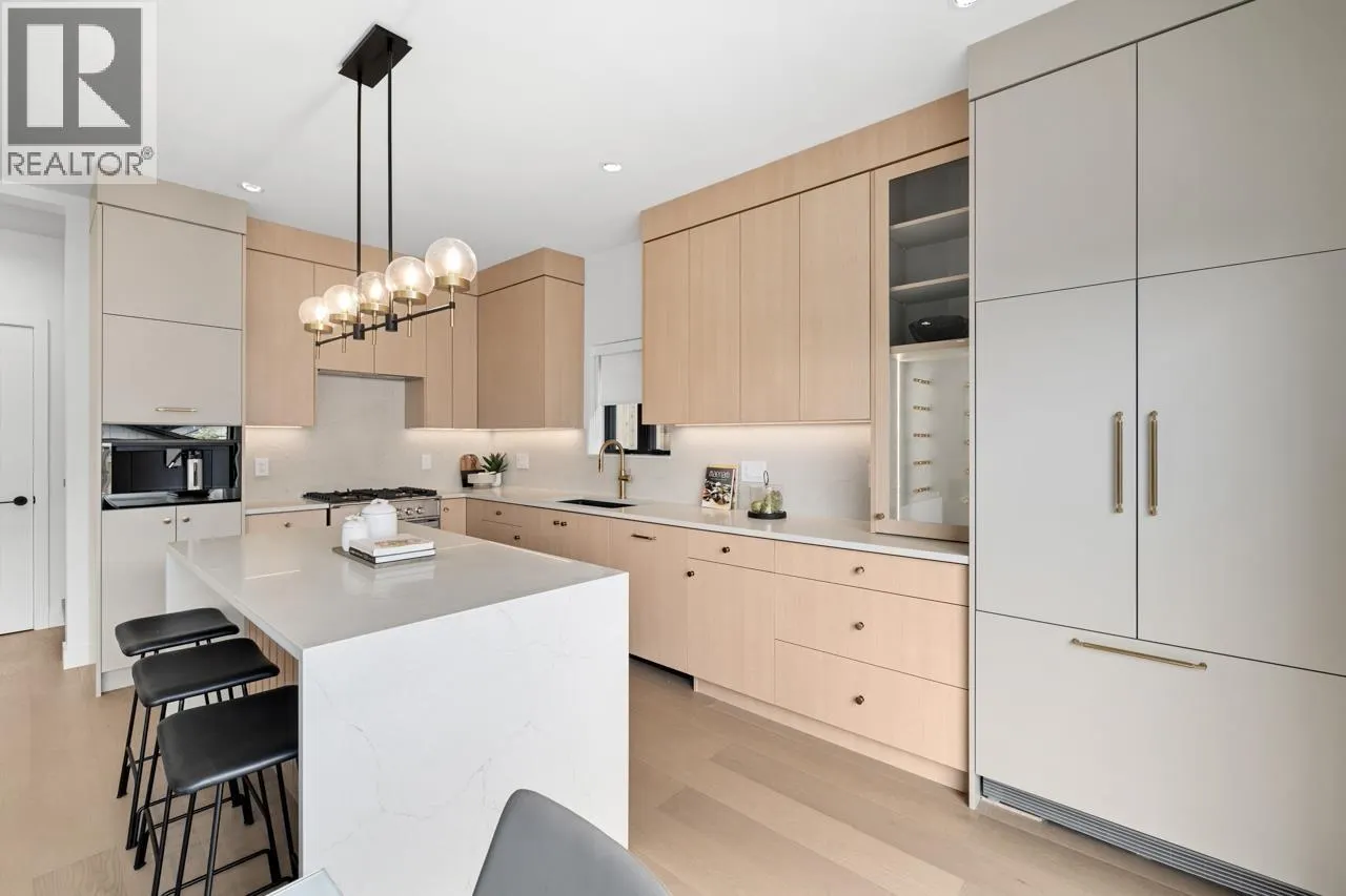 2 2247 PARKER STREET