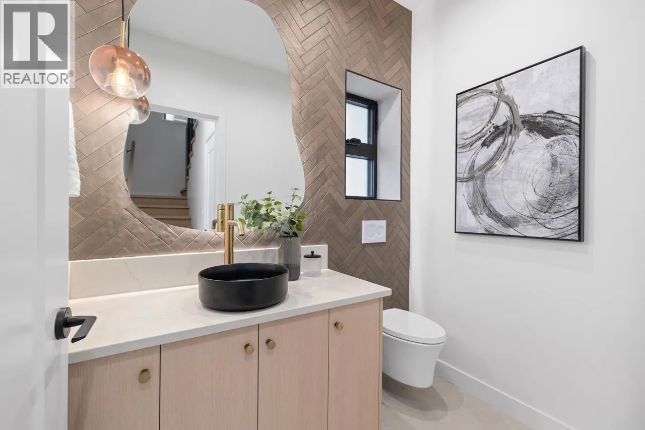 2 2247 PARKER STREET