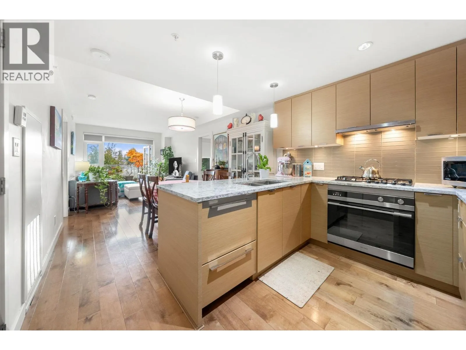 205 4083 CAMBIE STREET