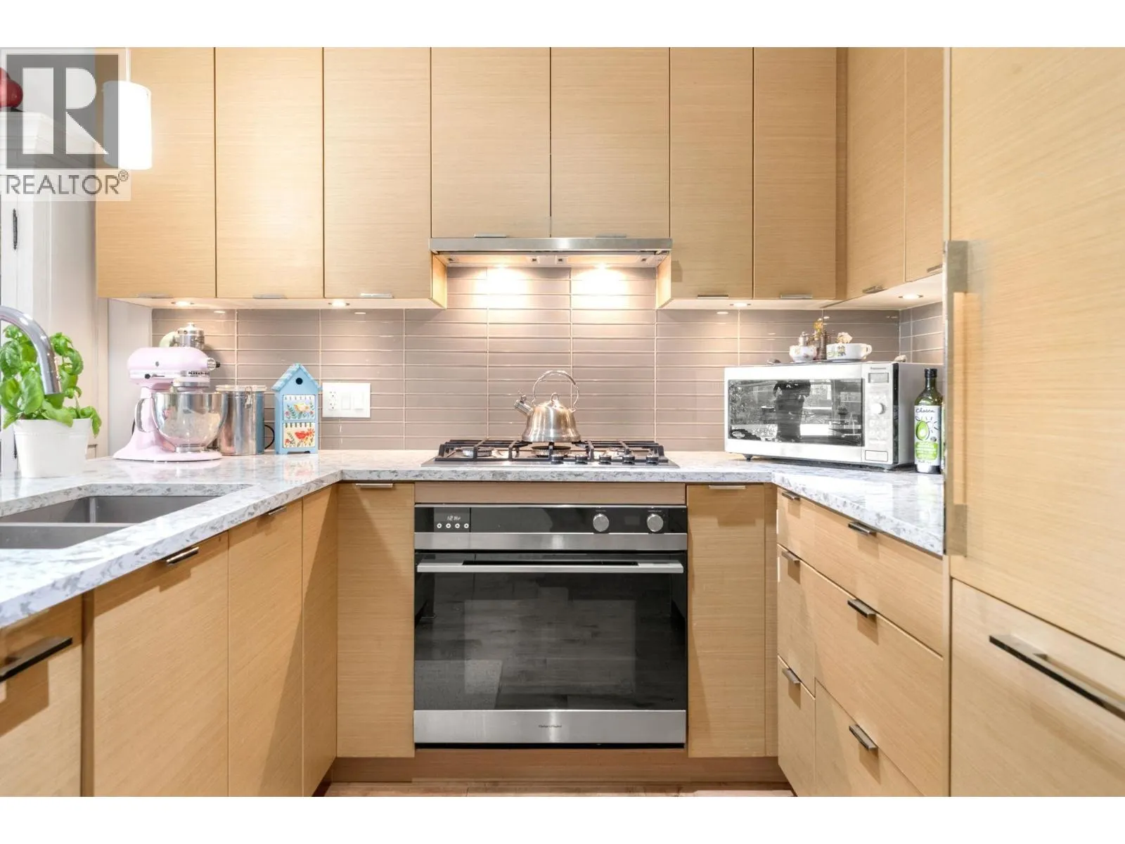 205 4083 CAMBIE STREET