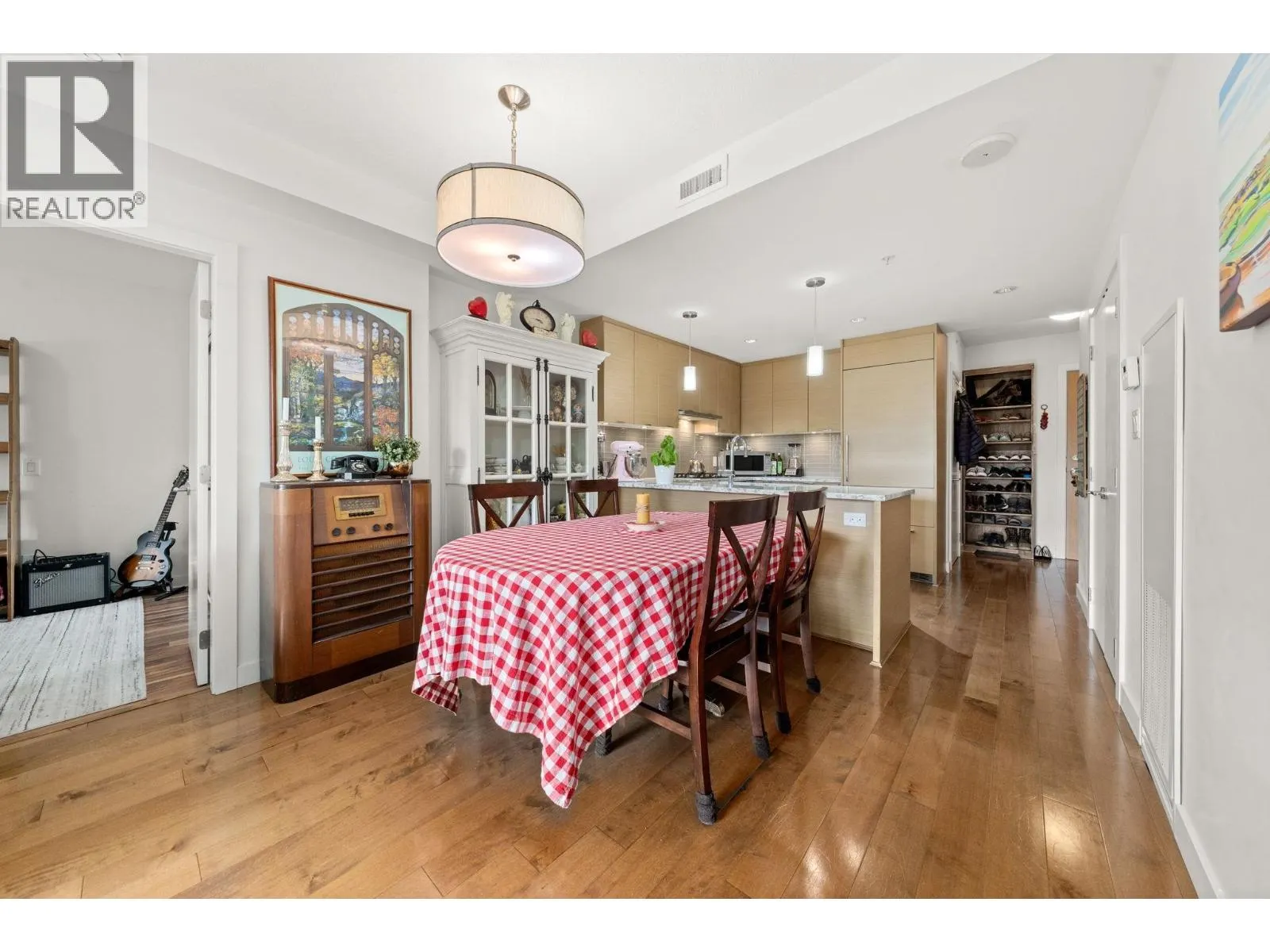 205 4083 CAMBIE STREET