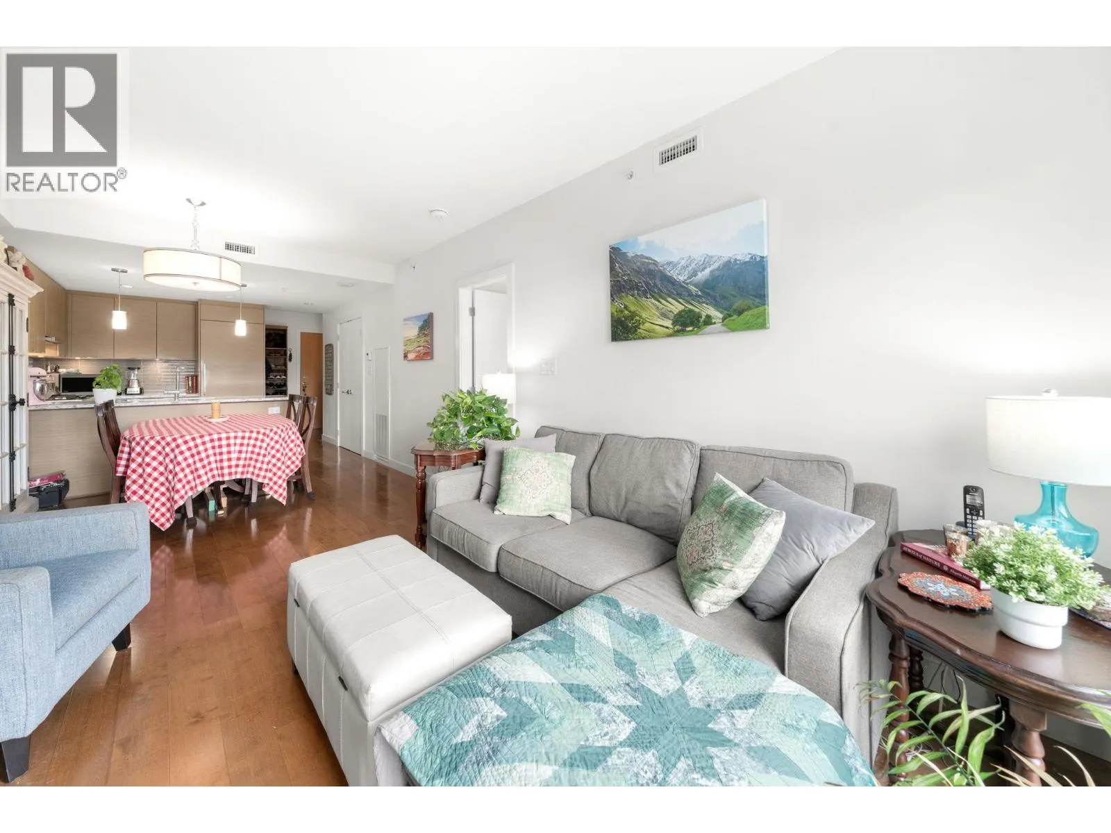 205 4083 CAMBIE STREET