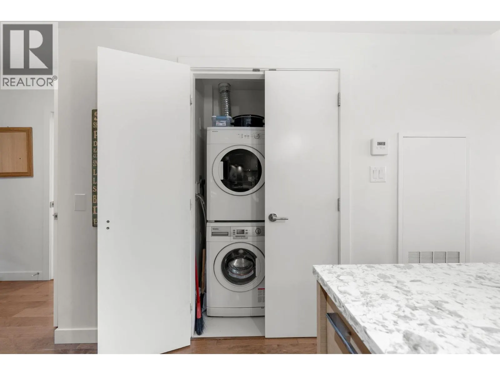 205 4083 CAMBIE STREET