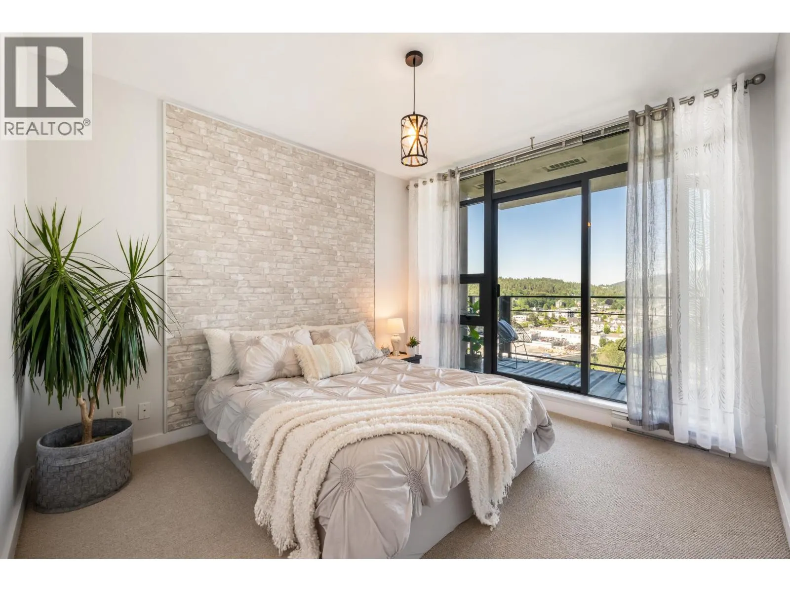 2202 301 CAPILANO ROAD