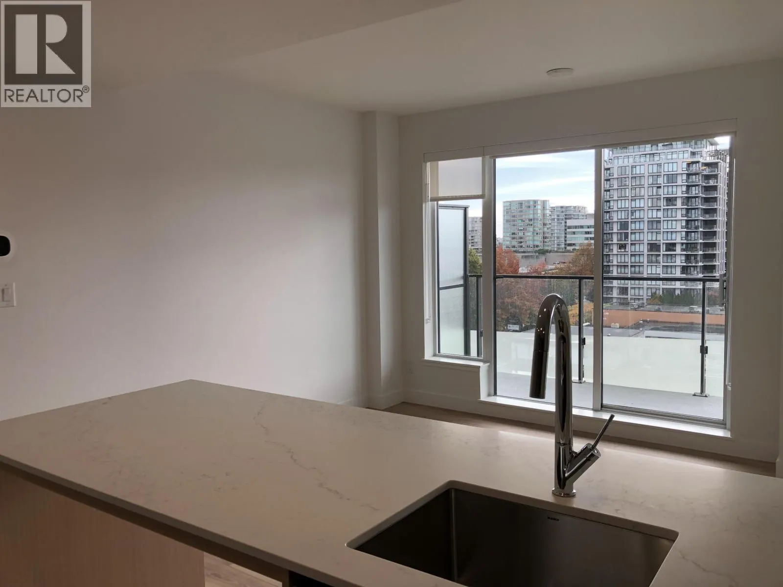 807 7977 LANSDOWNE ROAD