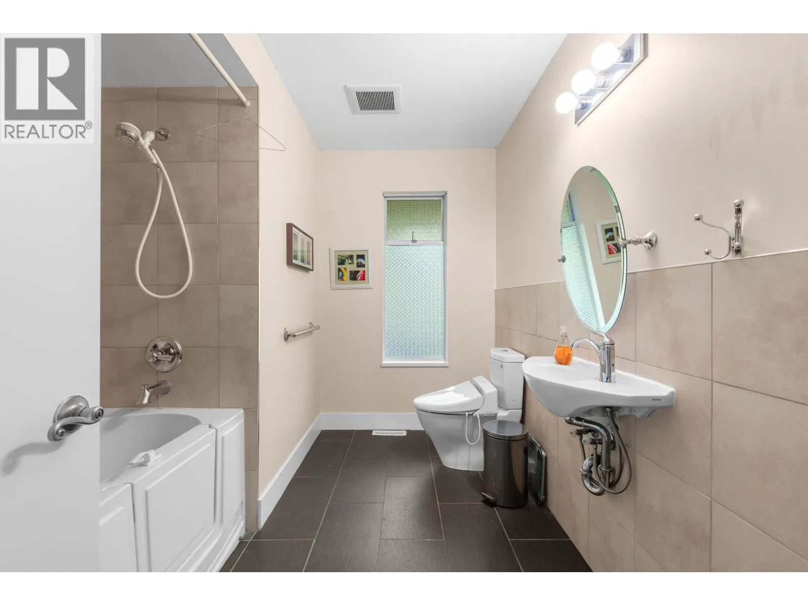 1507 ELINOR CRESCENT