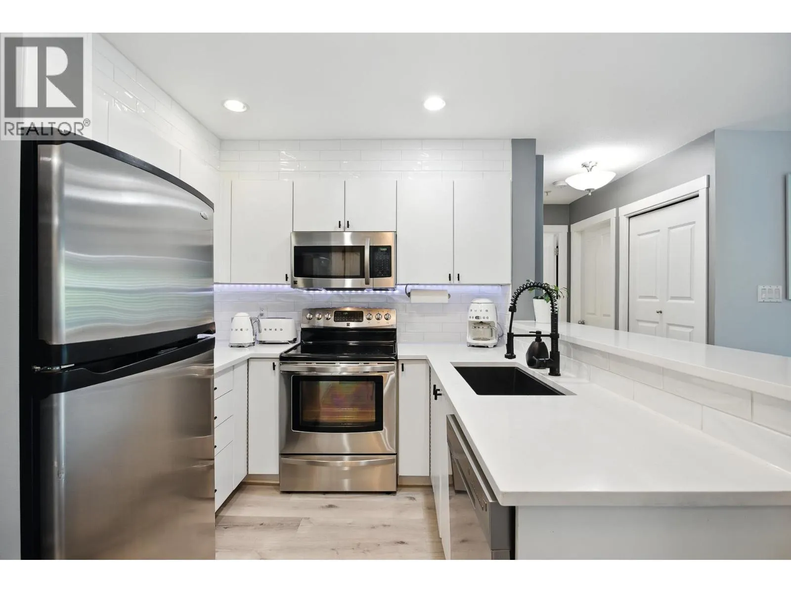 404 225 NEWPORT DRIVE