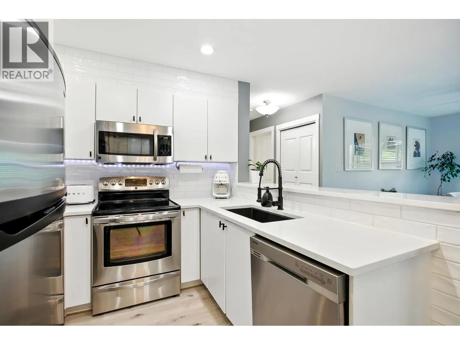 404 225 NEWPORT DRIVE