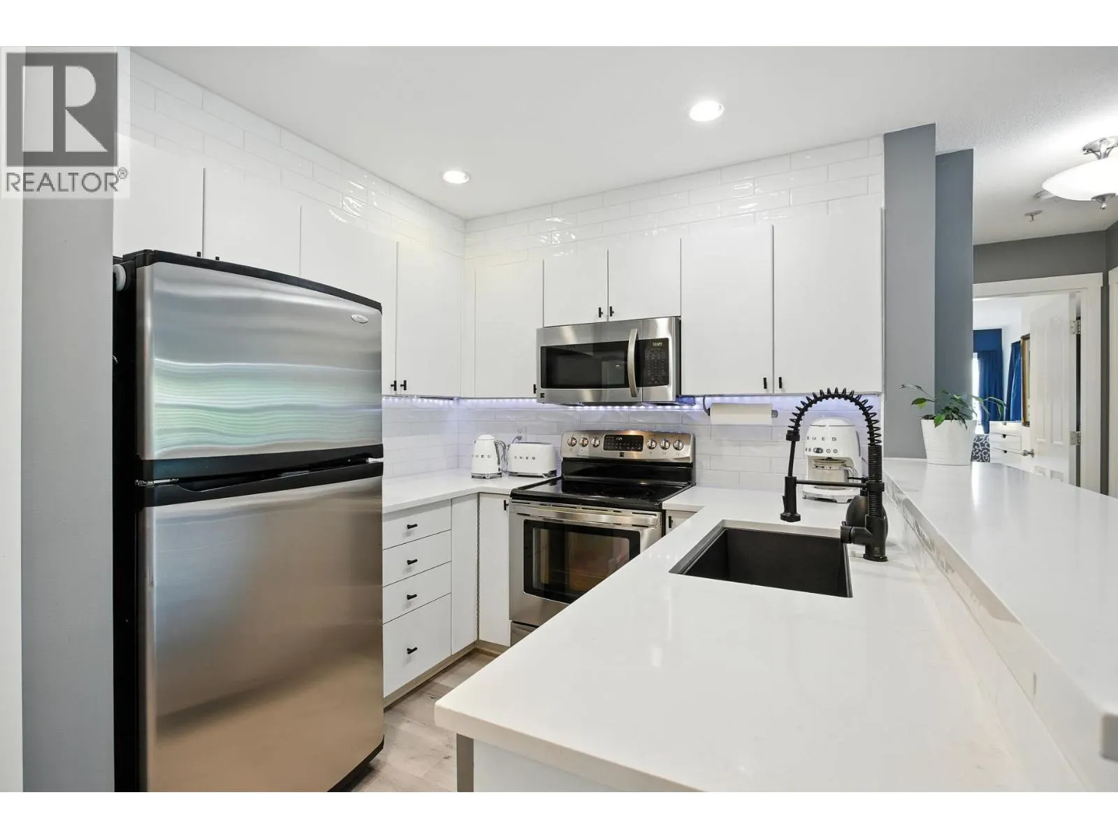 404 225 NEWPORT DRIVE