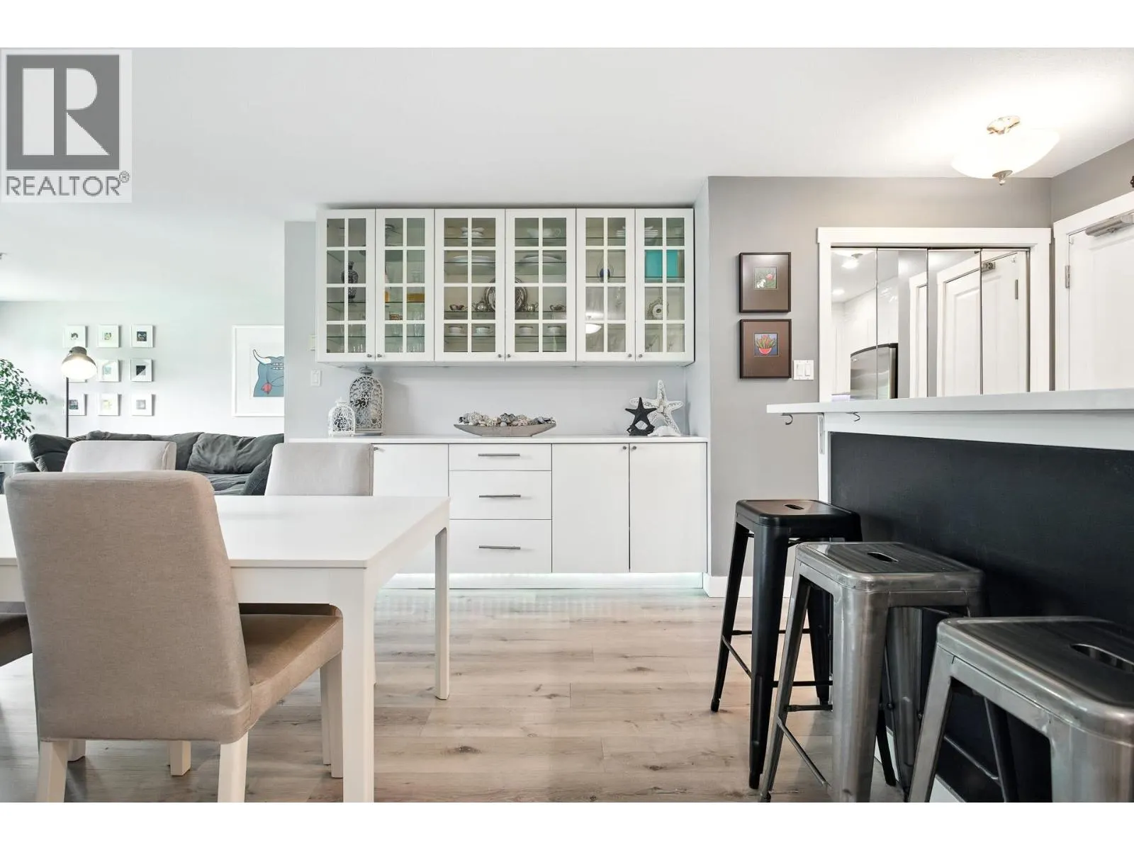 404 225 NEWPORT DRIVE