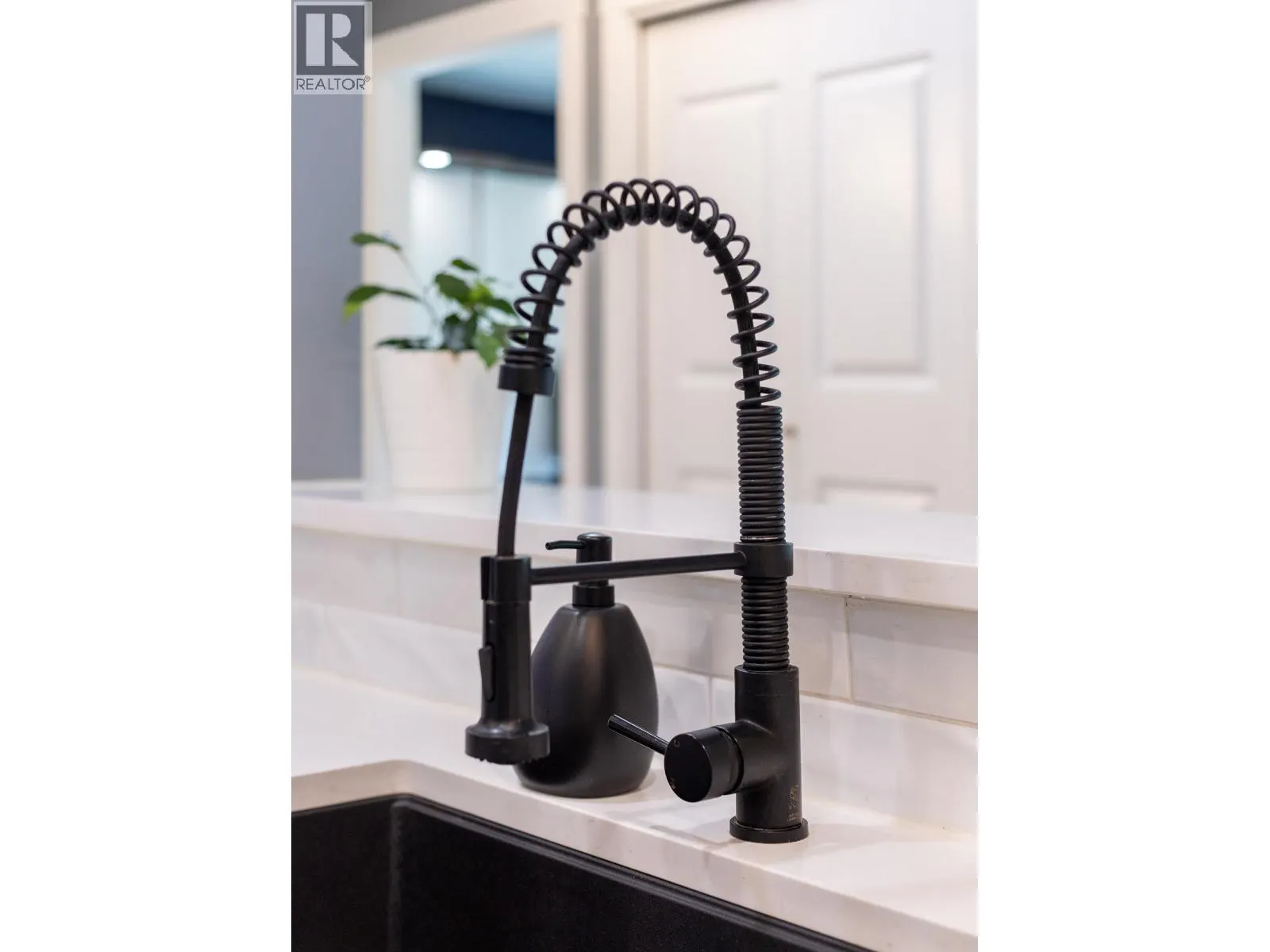 404 225 NEWPORT DRIVE