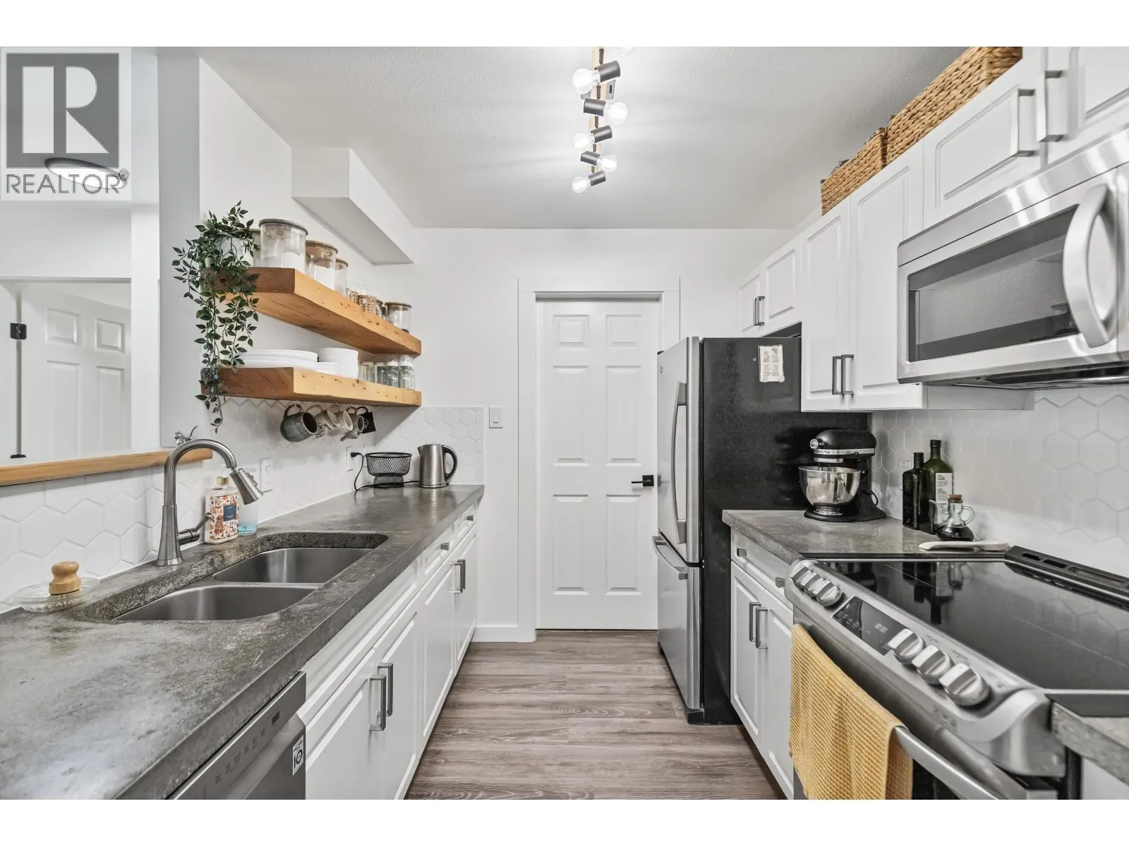 404 12206 224 STREET